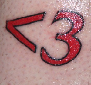 tatuaje de símbolo moderno de corazón rojo