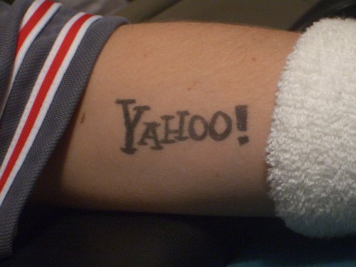 tatuaje del logo de Yahoo