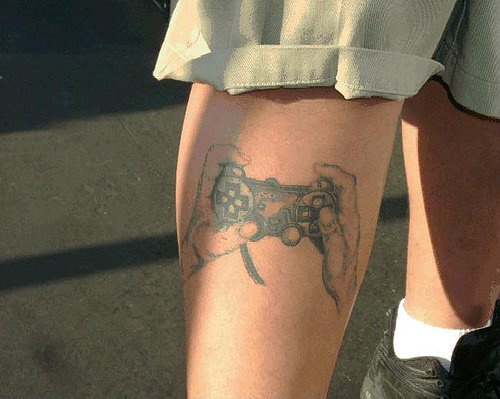 Hände with PlayStation 2 Joystick Tattoo