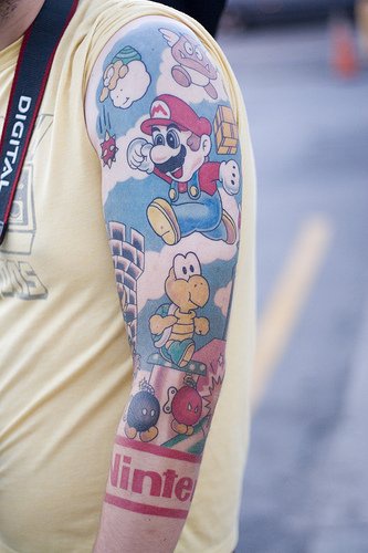 tatuaje en color en todo el brazo con la temática de Mario Nintendo