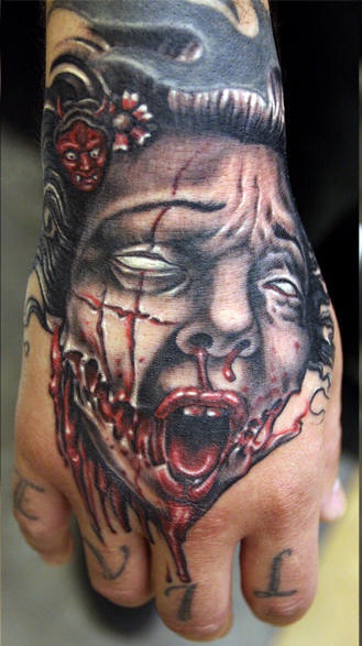Tattoo von blutiger fürchterlicher Geisha an der Hand und Inschrift &quotBöse" an Fingern