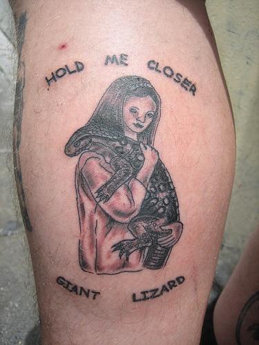 Tattoo mit Inschrift Hold me closer giant lizard