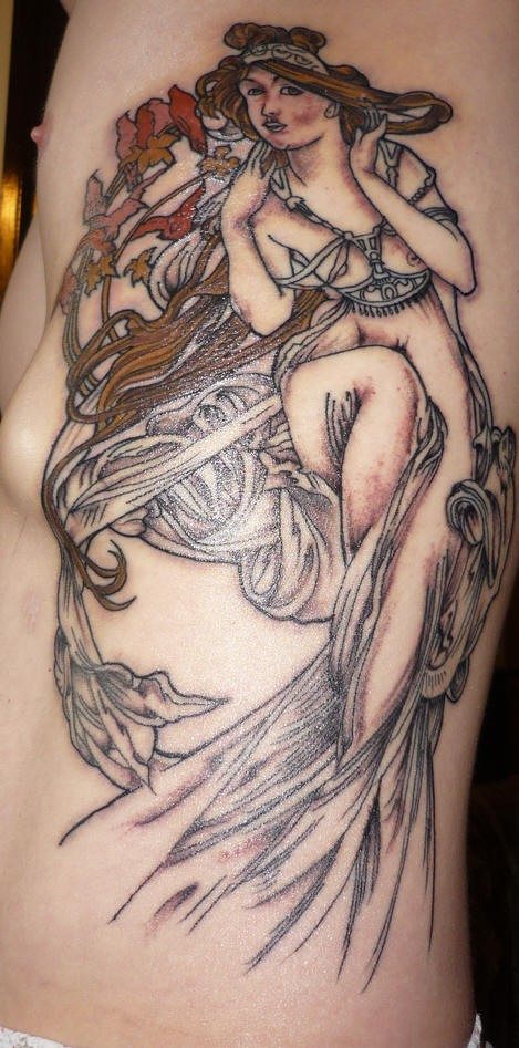 Impressionante tatuaggio sul fianco la donna graziosa