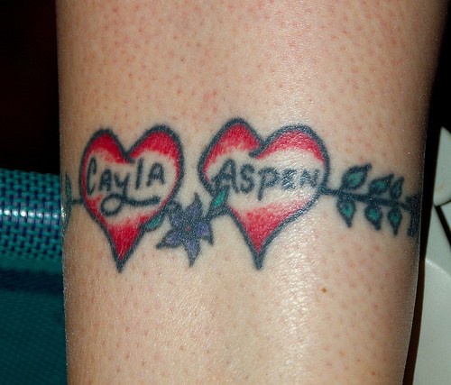 tatuaje brazalete femenino de amor
