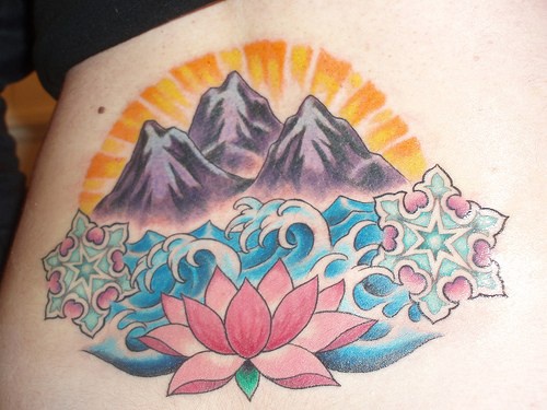 tatuaje colorido de Shambhala con flor de loto y mar