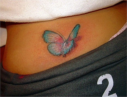 tatuaje pálido 3D de mariposa