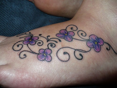 Blumenmaßwerk Tattoo am Fuß für Mädchen