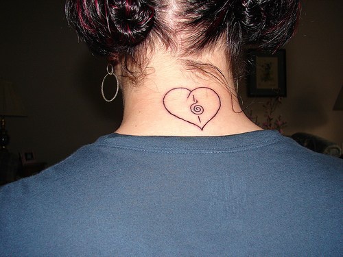 Le tatouage du cœur avec une note de musique sur le cou