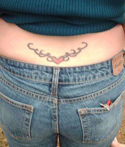 tatuaje en el bajo de la espalda de la tracería femenina de corazón