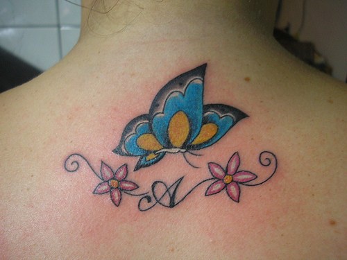 tatuaje femenino de mariposa con monograma