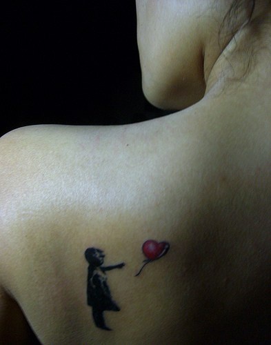 Ragazza con palloncino tatuaggio sulla schiena