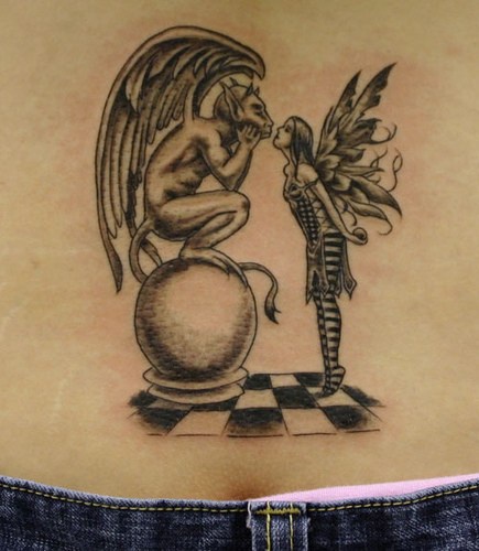 Le tatouage du démon avec une fée sur l"échiquier