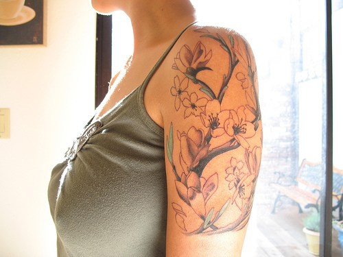 Albero di sakura tatuaggio sulla spalla