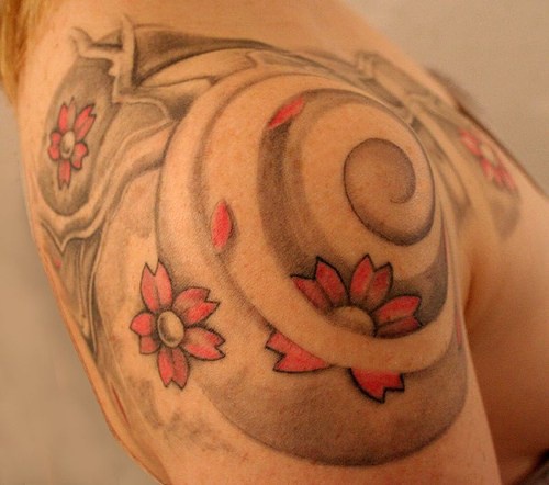 Fiori con ornamento tatuaggio sulla spalla