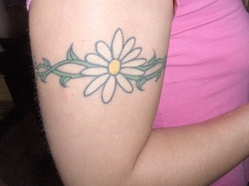 Fiore tatuaggio sul braccio