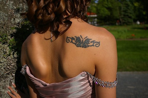 Ornamento nero tatuaggio sulla schiena