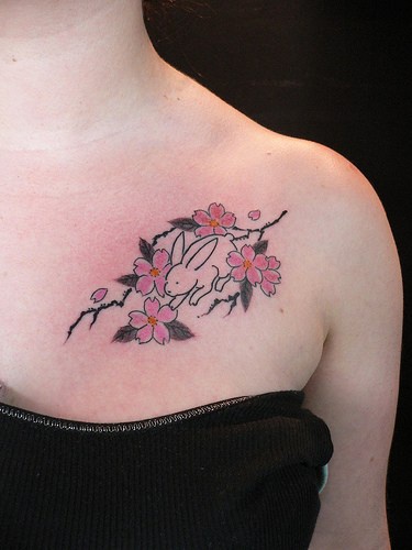 Carino lepre tra fiori di sakura tatuggio