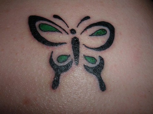 Le tatouage minimaliste de papillon tribal pour les femmes