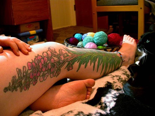 Le tatouage de grosse fleur rose sur tout la jambe