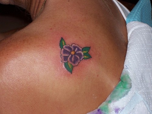 Fiore viola tatuaggio sulla spalla