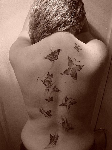 Farfalle tatuaggio sulla schiena