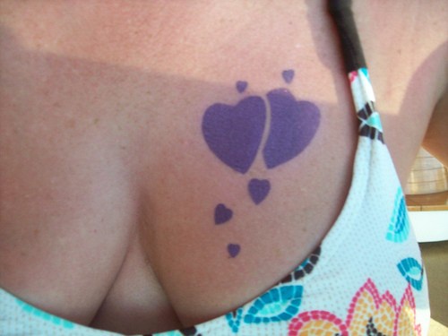 Cuori viola tatuaggio sul petto