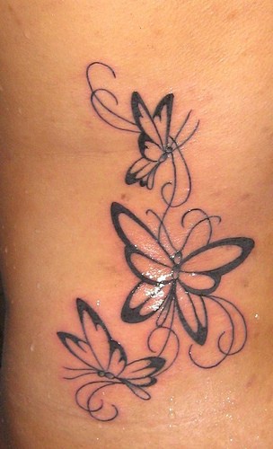 tatuaje en tinta negra de mariposas elegantes