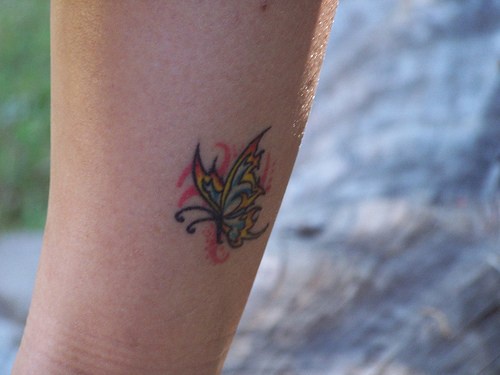 tatuaje pequeño colorido de mariposa