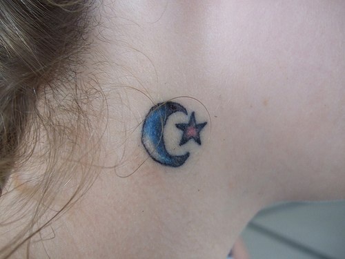 tatuaje en la nuca de pequeña estrella azul y luna creciente