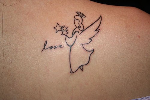 tatuaje amoroso de pequeño ángel
