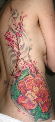 tatuaje colorido obra de arte de flores y arbol sakura