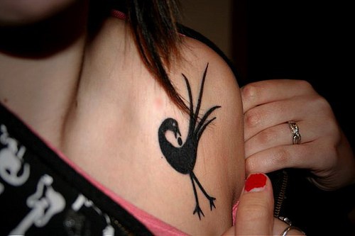 Uccello nero elegante tatuaggio