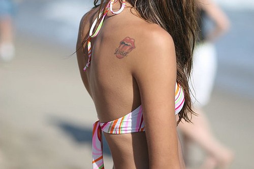 Rolling stones logo sulla spalla tatuaggio
