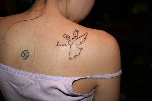 Kleiner netter Engel an der Schulter Tattoo