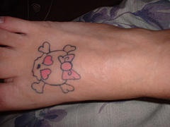 Le tatouage de la crâne Hallo Kitty sur le pied