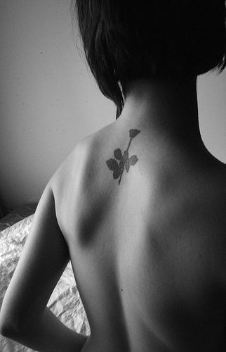 tatuaje elegante en la espalda de pequeña rosa