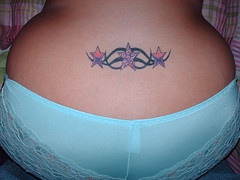 Stelle e ornamento tatuaggio sulla schiena abbasso