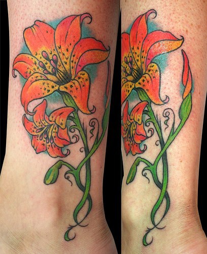 tatuaje elegante de flor naranja