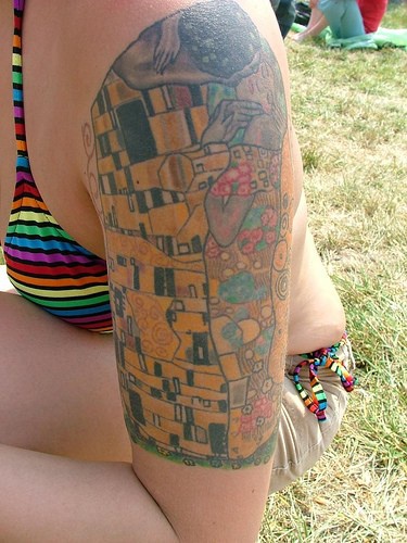 tatuaje en el brazo de amantes de Klimt Gustavo
