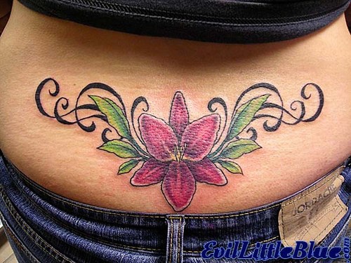 Le tatouage d&quotentrelacs de fleurs sur le bas du dos