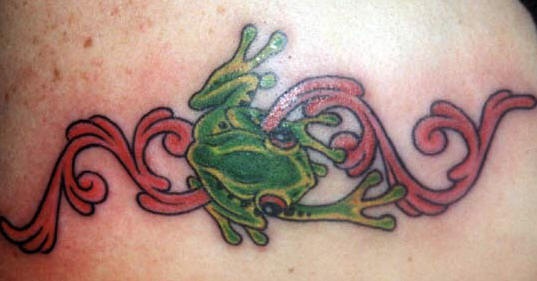 Tatuaje en color pequeña rana verde con la cinta roja