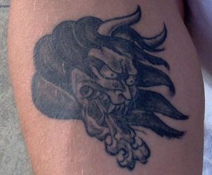 tatuaje de la cabeza de la bestia asiática echando fuego de la boca