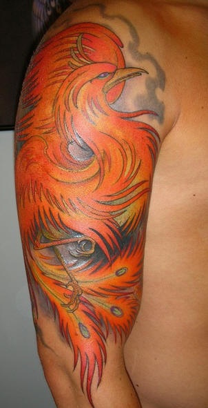 Tatuaje en detalle ave mágico en color del fuego