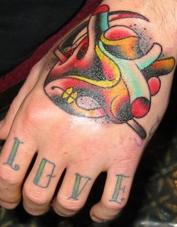 Tattoo von einem gebundenem mit Blutgefäßen Herzen an der Hand und Inschtift &quotLove" an Fingern