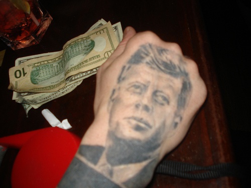 Porträt Tattoo von John Kennedy in Schwarz an der Hand