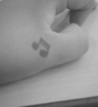 piccolo tatuaggio sul dito grosso: la nota