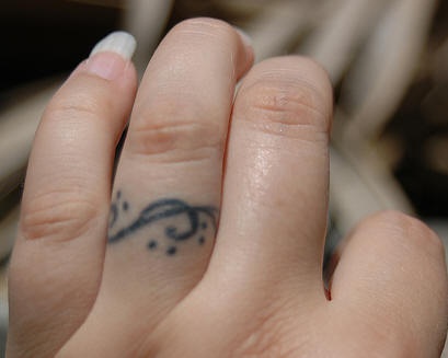 Piccolo disegno tatuato sul dito