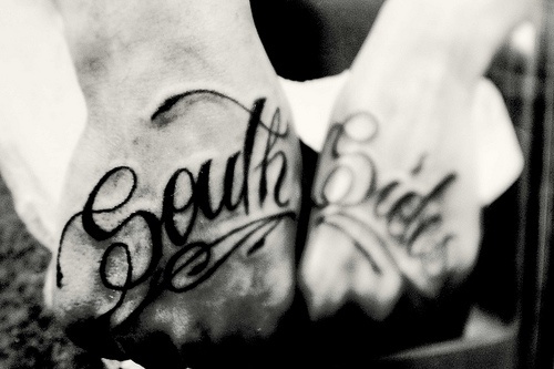 Tattoo von stilisierter Inschrift &quotSouth sides" in Schwarz an Händen