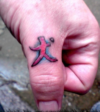 Tatuaje en la mano, hombre rojo diminuto juega al fútbol
