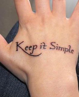 la scritta &quotKeep it simple" tatuata sulla mano